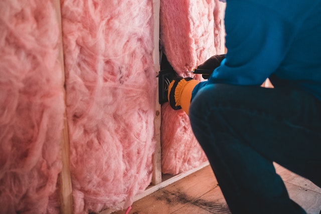 worker-installing-insulation